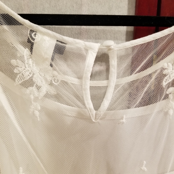 Torrid 3X white lace/gauze tunic with attached cami. Great for Valentine pics! - Picture 3 of 7